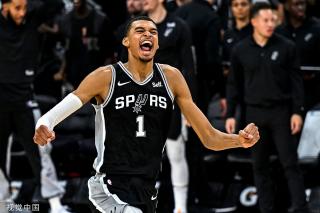 他通过一个 他通过一个